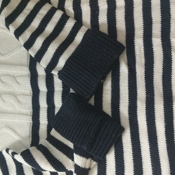 Navy & white cable knit turtleneck sweater - Picture 4 of 11
